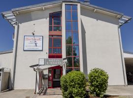Hotel KonradP Holzkirchen，位于霍尔奇臣的酒店