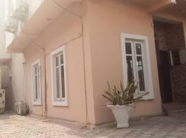 executive 3 bedrooms house in Lagos Nigeria，位于莱基的度假屋