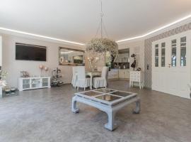 Ferienhaus Cottbus, Garage, große Sonnenterrasse, Kamin, 4 Zimmer, Ankleidezimmer，位于科特布斯的度假短租房