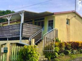 Maison de 2 chambres avec jardin clos et wifi a Riviere Salee a 8 km de la plage，位于Rivière-Salée的酒店