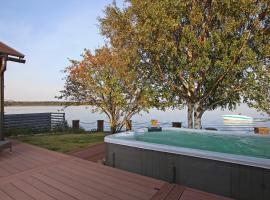 Reelinki Seafront Villa Amando，位于波里的带泳池的酒店