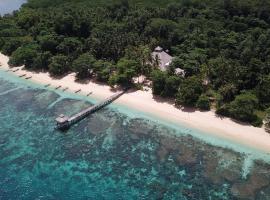 Coral Eye Boutique Resort and Marine Outpost，位于Likupang的酒店