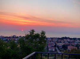 Villa Lida Apartment in collina con ampio terrazzo vista mare，位于朱利亚诺瓦的酒店