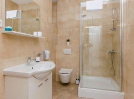 Apartments and Rooms Adriatic Suites，位于希贝尼克的酒店