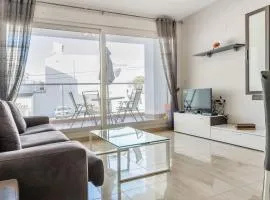 Fantastic 2 bedroom fully furnished modern apartment in walking distance to all amenities