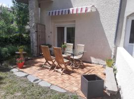 Appartement rez de chaussée avec terrasse et jardin，位于Tence的酒店