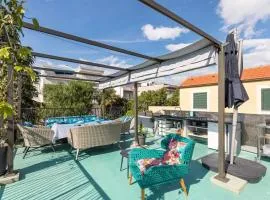 Boutique triple house with garden & roof terrace