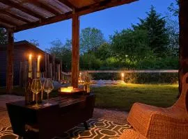 "ZeeLandZon" Holiday home by the lake with Jacuzzi and Sauna