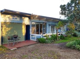 Toohey's Blue Beachside Holiday Home，位于Loch Sport洞体育码头附近的酒店