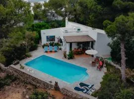 Villa en Cala Morell con piscina privada en el bosque