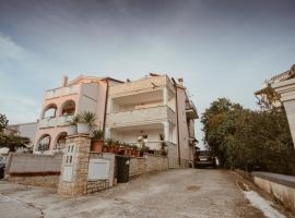 Perla Apartments，位于波雷奇的酒店