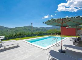 Holiday Home Castello della MugazzenGru Coronata by Interhome，位于Tresana的带停车场的酒店