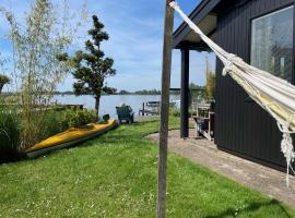 The Outpost Lakehouse- enjoy our house at Reeuwijkse Plassen - near Gouda，位于Reeuwijk的木屋