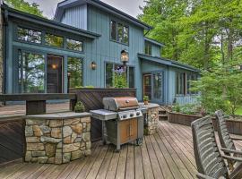 Luxe Poconos Pines Home with Beach and Amenities!，位于Pocono Pines的酒店