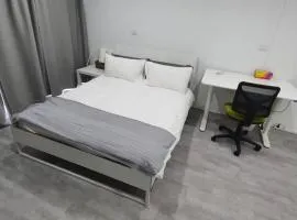 Modern Private Room in Shared 2-Bed Apartment - Central City Center -1