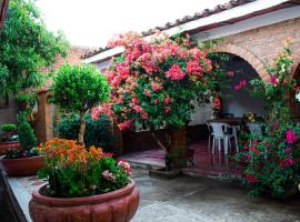 Villa Flores, casa en el centro de Mascota，位于马斯科塔的酒店