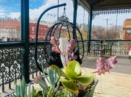 Treehouse Hideouts Balcony Apartment - Port of Echuca Townhouse