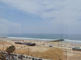 Front Beach Costa Caparica Lisbon，位于卡帕里卡海岸的酒店