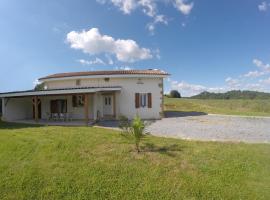 Gîte en Béarn entre Océan et Montagne classé 4 Etoiles，位于Labeyrie的带停车场的酒店