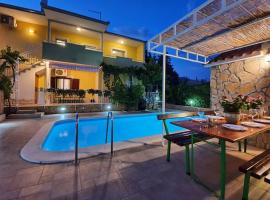 Beautiful villa - private heated pool, parking, BBQ near Split，位于索林的乡村别墅