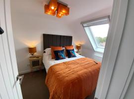 THE HIDEAWAY - LUXURY SELF CATERING COASTAL APARTMENT with PRIVATE ENTRANCE & KEY BOX ENTRY JUST A FEW MINUTES WALK TO THE BEACH, SOLENT WAY WALK, SHOPS and many EATERIES & BARS - FREE OFF ROAD PARKING,FULL KITCHEN, LOUNGE,BEDROOM , BATHROOM & WI-FI，位于利明顿的海滩短租房