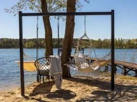 Apartament nad jeziorem Sukiel z własną plażą