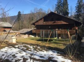 Room in Guest room - Chamonix room for 3 people with a balcony，位于莫里永的酒店