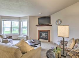 Lakefront Birchwood Condo with Pool and Hot Tub!，位于Birchwood的酒店