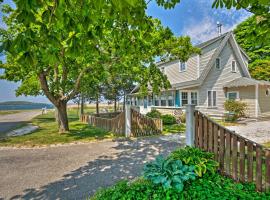 Common Fence Point Cottage with Ocean Views!，位于朴茨茅斯Roger Williams University附近的酒店