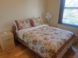 London Luxury Apartments 5 min walk from Ilford Station, with FREE PARKING FREE WIFI，位于依尔福Redbridge Central Library and Museum附近的酒店