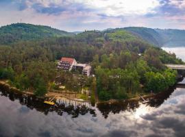 Hotel Hladina Slapy，位于Nebřich的酒店