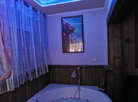 百香果公寓，位于亚实基伦的带按摩浴缸的酒店