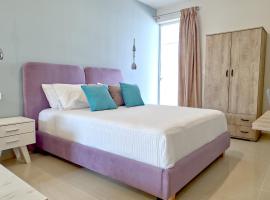 Epipleon Luxury Suites -104- Δωμάτιο 35τμ με βεράντα 35τμ μπροστά στη θάλασσα，位于纳弗帕克托斯的海滩短租房