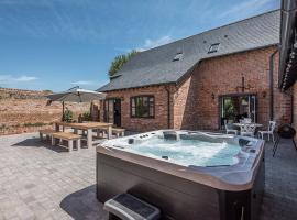 Chapel Cottage at Pond Hall Farm, Stunnning Property with Private Hot Tub, Hadleigh，位于伊普斯威奇的酒店