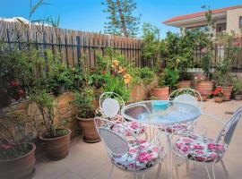 250 metres from the sea an independent tiny house with a yard full of flowers! Spitaki the Little House!，位于依拉佩特拉的酒店