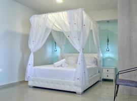 Epipleon Luxury Suites -101- Δωμάτιο 45τμ με βεράντα 30τμ μπροστά στη θάλασσα，位于纳弗帕克托斯的海滩短租房