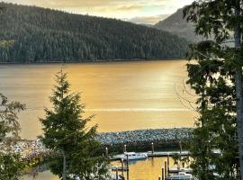 Port Renfrew Oceanfront Retreat，位于伦弗鲁港的度假屋