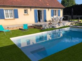 Maison privative 5 Ch. 12 Pers. Piscine chauffée，位于Désertines的酒店