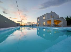 NEW Villa Buterin with heated pool，位于诺维格勒达尔马提亚的海滩短租房