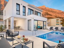 Villa Maxima with heated pool - Makarska Veliko Brdo，位于马卡尔斯卡的酒店