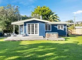 The Little Blue Bach - Waikanae Beach Holiday Home
