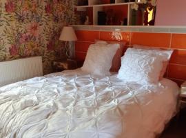 Chambre familiale avec piscine chauffée et jacuzzi，位于Bernadets-Debat的酒店
