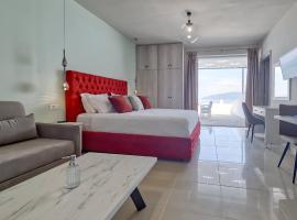 Epipleon Luxury Suites -102- Δωμάτιο 45τμ με βεράντα 35τμ μπροστά στη θάλασσα，位于纳弗帕克托斯的海滩短租房