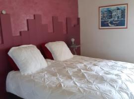 CHAMBRE DOUBLE AVEC PISCINE ET JACUZZI，位于Bernadets-Debat的酒店