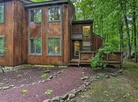 Contemporary Poconos Townhome Near Skiing and Lakes!