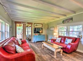 Furnished Deck and Dock Renovated Sargent Cabin!，位于Sargent的酒店