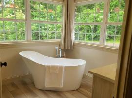 Farm House stay with soaking tub and hot tub barn，位于哈蒙德的酒店