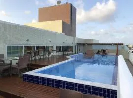 Confortável Flat com piscina de borda infinita na cobertura