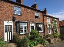 Cosy Lincs Wolds cottage in picturesque Tealby，位于Tealby的带停车场的酒店