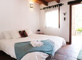 The Wild Olive Andalucía Citrus Suite，位于卡萨雷斯的家庭/亲子酒店